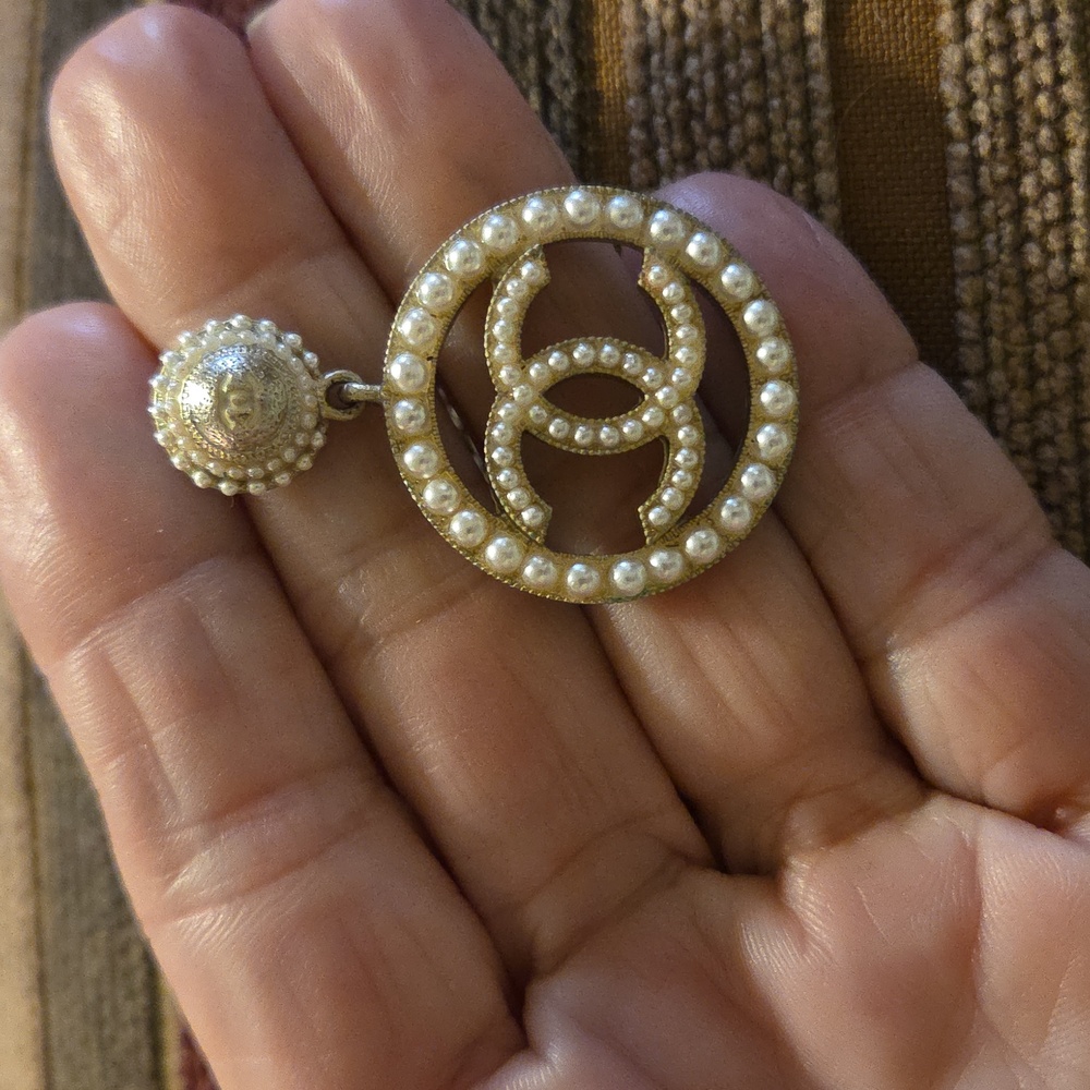Authentic Chanel Single Earring - Picture 11 of 12